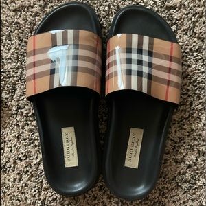 Burberry authentic slides